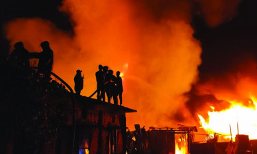 নোয়াখালীর হকার্স মার্কেটে ভয়াবহ আগুন