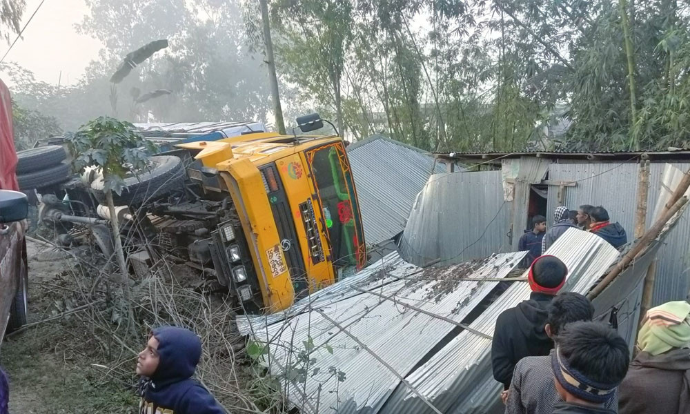 নিয়ন্ত্রণ হারিয়ে বাড়িতে ঢুকে গেল ট্রাক, নারীর মৃত্যু