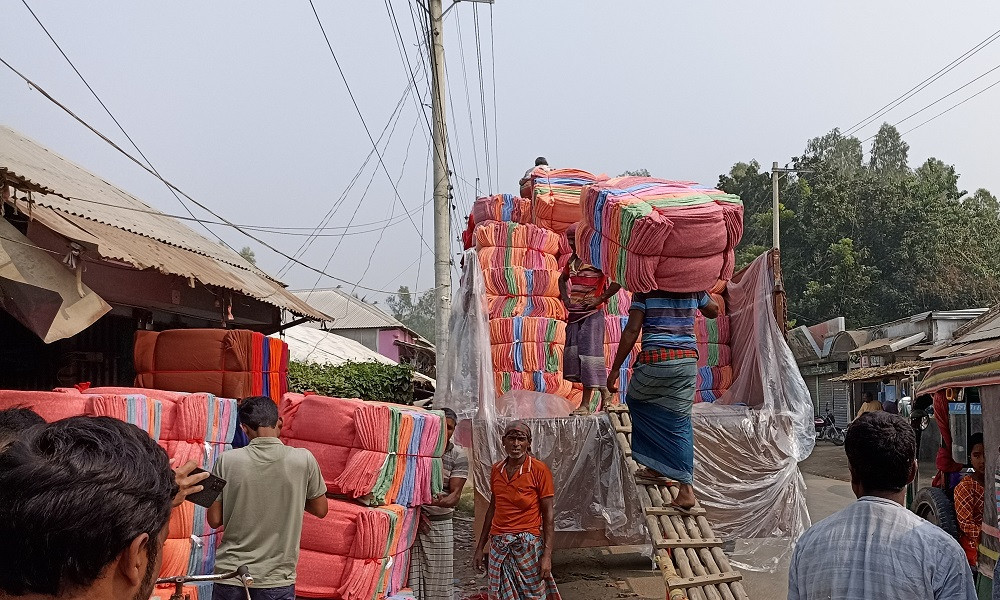 ঝুট কাপড়ের কম্বলে কাজিপুরের নারীদের ভাগ্য বদল