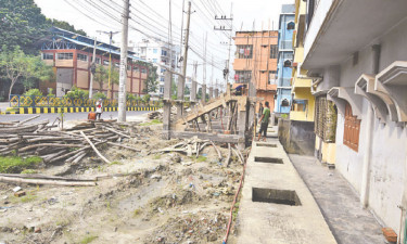 রাজশাহীতে ফুটপাতে উঠছে বহুতল ভবন