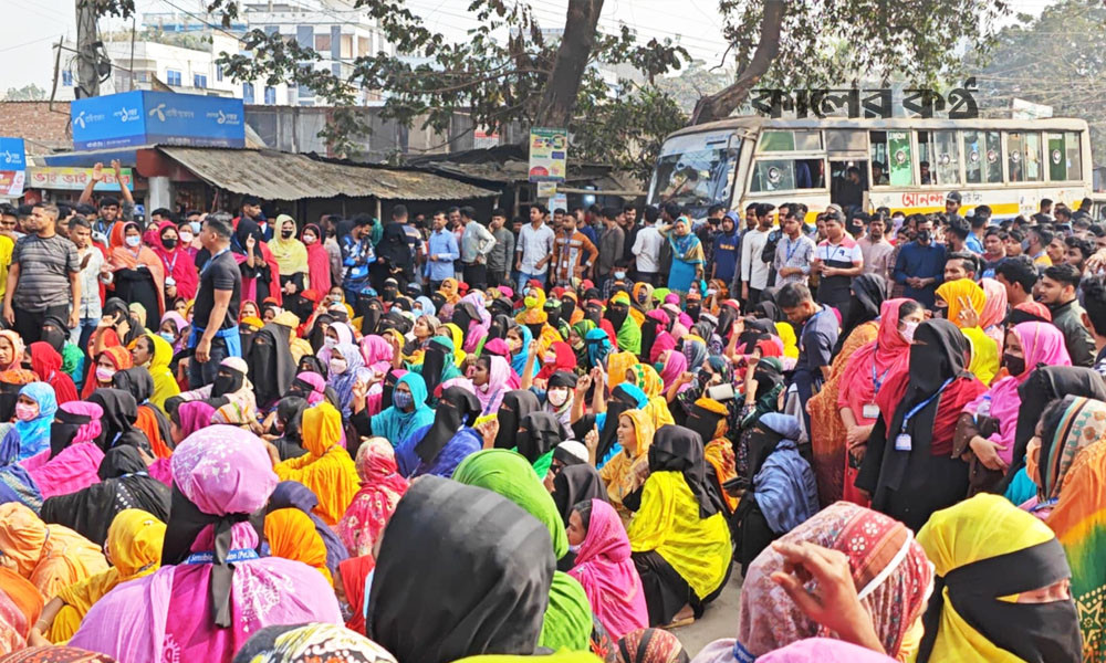 নারায়ণগঞ্জে সড়ক অবরোধ করে শ্রমিকদের বিক্ষোভ