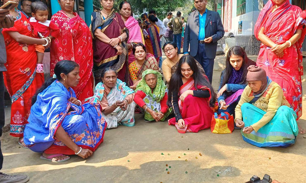 আবাল-বৃদ্ধ-বনিতার মার্বেল খেলা