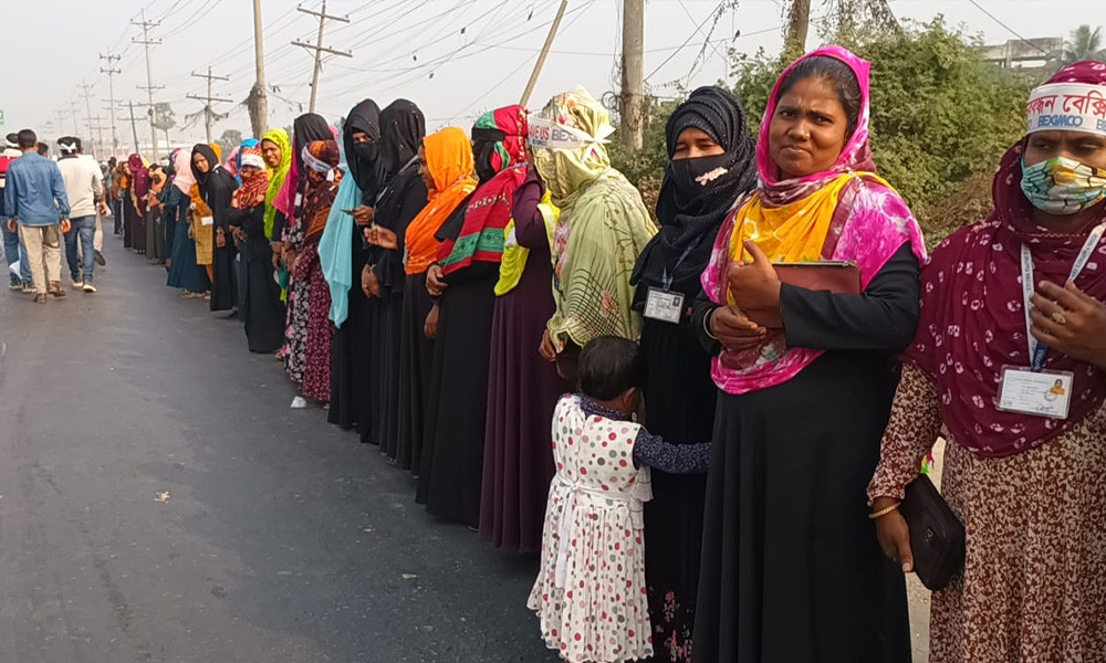 বেক্সিমকোর ১৬ কারখানা খোলার দাবিতে শ্রমিকদের মানববন্ধন