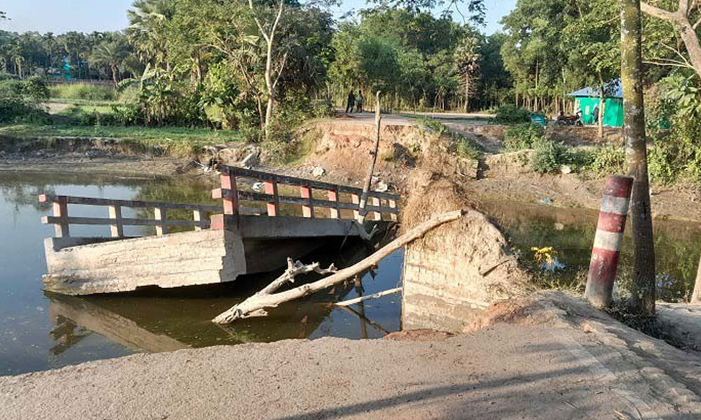 ব্রিজ ভেঙে খালে, দুর্ভোগে হাজারো বাসিন্দা