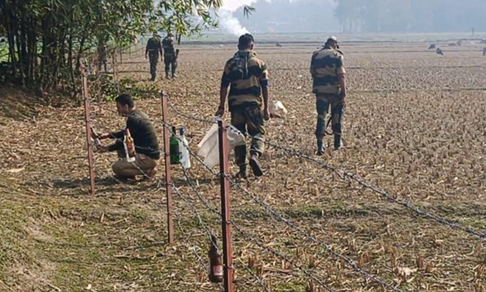 কাঁটাতারে মদের বোতল ঝোলাল বিএসএফ