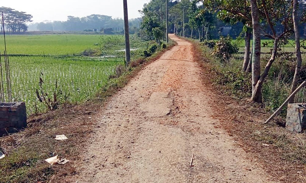 সরকারি রাস্তার ওপর গেট নির্মাণ