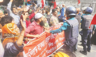 বাড়তি কর ফেরত পেতে ঘুষ-উপহারেই যায় অর্ধেক