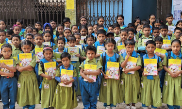 কুয়াশা ভেজা সকালে বসুন্ধরা শুভসংঘ স্কুলে পাঠ্যবই বিতরণ