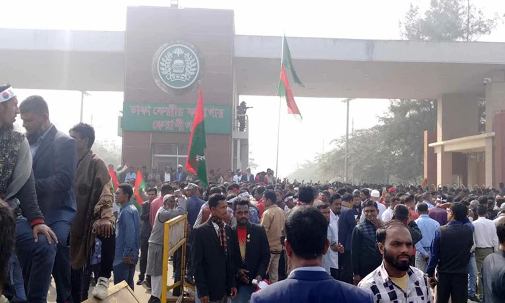 বাবরকে বরণ করতে কারাগারের সামনে নেতাকর্মীদের ভিড়