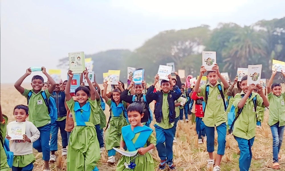 বসুন্ধরা শুভসংঘ স্কুলে বই বিতরণ