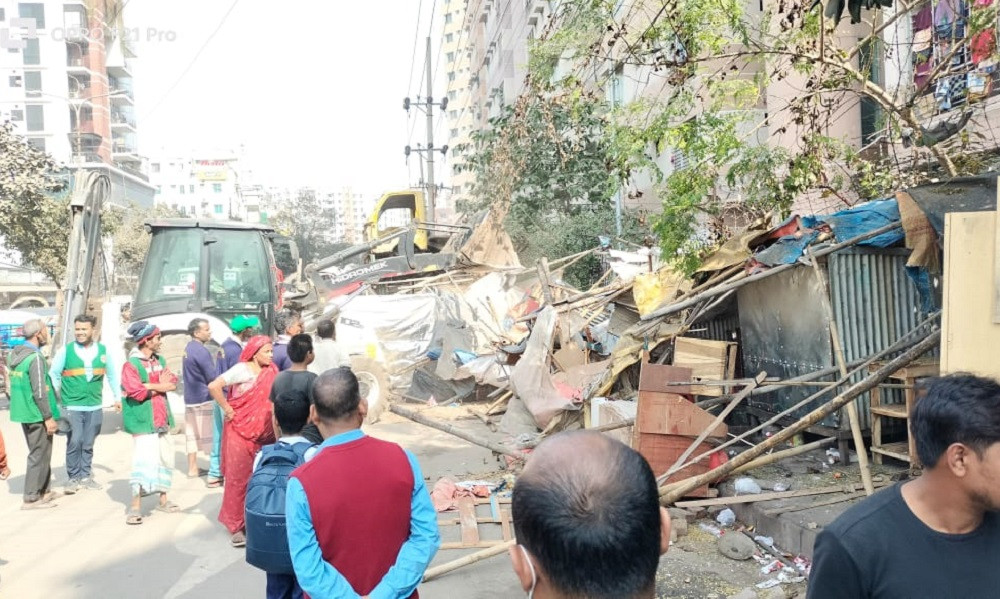 সড়ক ও ফুটপাতের অবৈধ স্থাপনা উচ্ছেদে ডিএনসিসির অভিযান