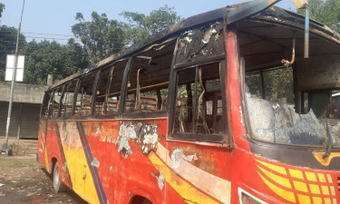 ফরিদপুরে টার্মিনালে রাখা বাসের গ্লাস ভেঙে আগুন