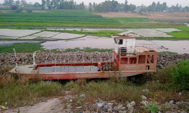 অযত্নে নষ্ট হচ্ছে সরকারি উদ্ধারকারী নৌকা