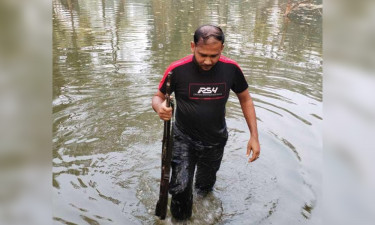 লুট হওয়া চায়না রাইফেল থানার পুকুর থেকে উদ্ধার