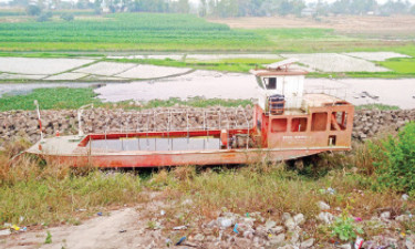 অযত্নে নষ্ট হচ্ছে উদ্ধারকারী নৌকা