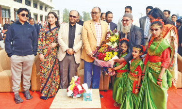 হাতের ছোঁয়ায় তৈরি পণ্যে সৃজনশীলতা