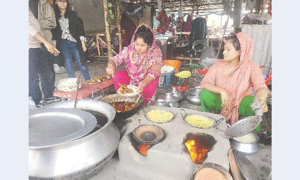 ৩০০ ফিটে আহার-বিহার