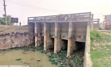 রেগুলেটর নষ্ট, ফসলহানির ঝুঁকি