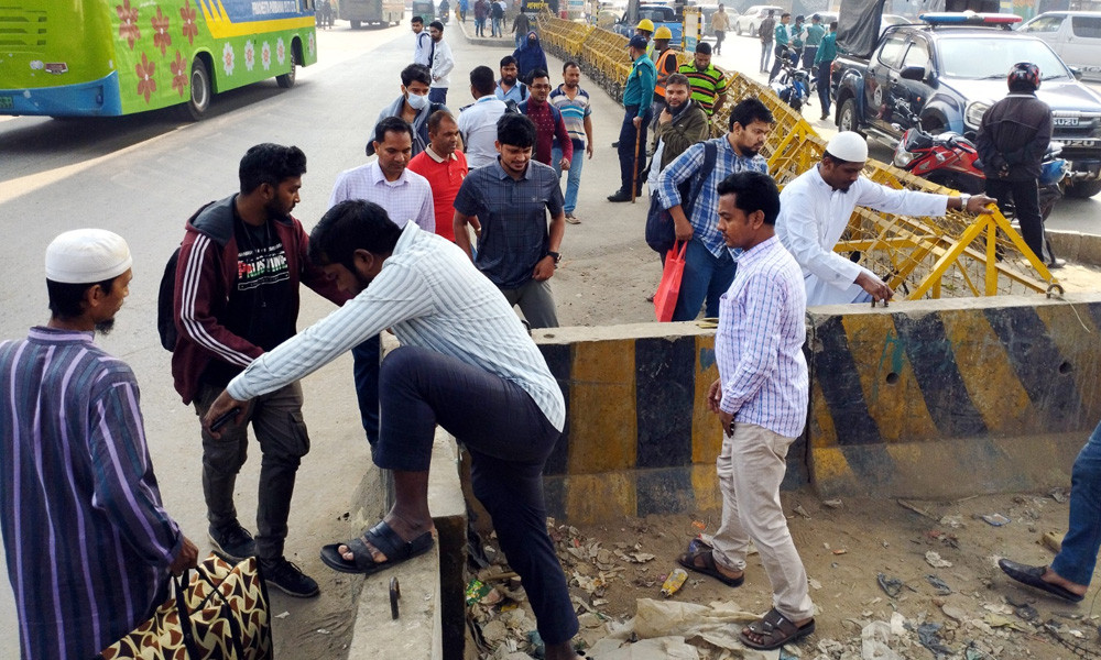 ফুট ওভারব্রিজ রেখে ঝুঁকি নিয়ে রাস্তা পারাপার