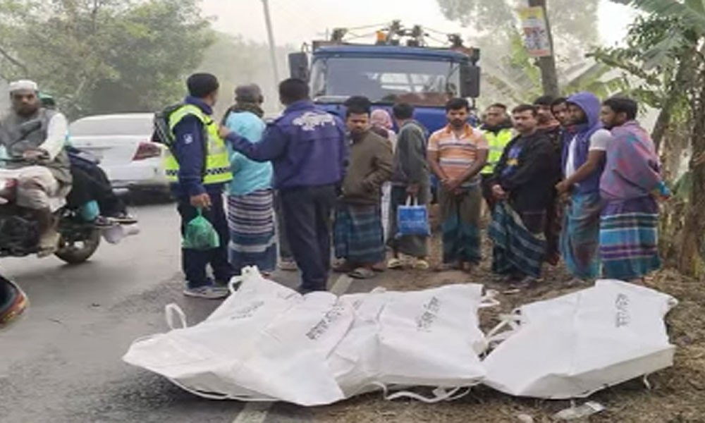 গাজীপুরে নিয়ন্ত্রণ হারিয়ে পিকআপ খাদে, নিহত ৩