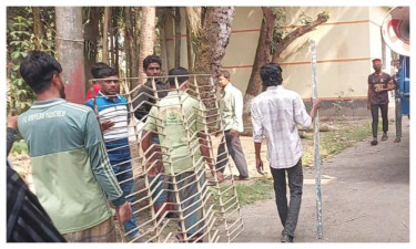 ভাঙচুরের পর ওবায়দুল কাদেরের বাড়ি থেকে বিভিন্ন জিনিস নিয়ে যাচ্ছে জনতা