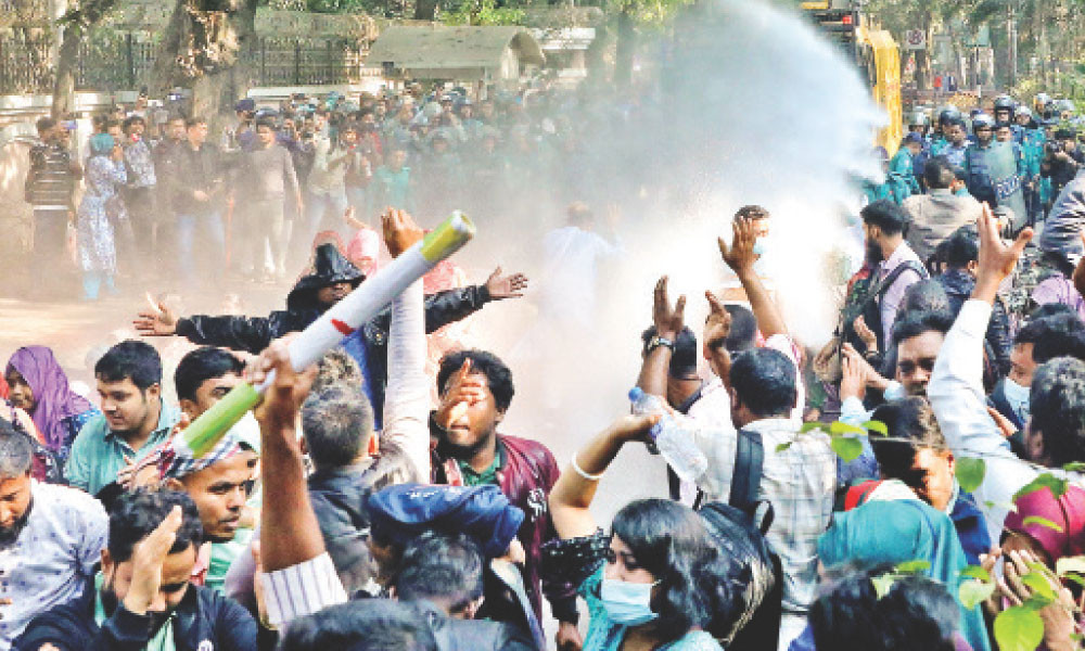 উত্তীর্ণ শিক্ষকরা যেতে চাইলেন যমুনায় ফিরিয়ে দিল পুলিশ
