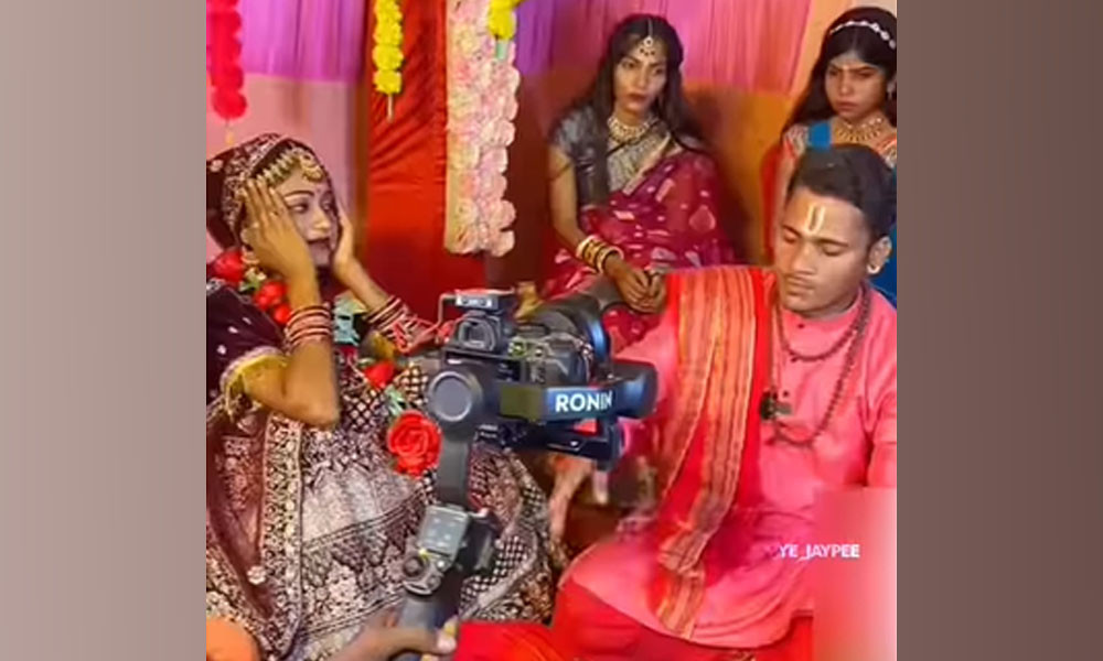 বিয়ের মণ্ডপে পুরোহিতের প্রেমে পড়লেন নববধূ, অতঃপর...