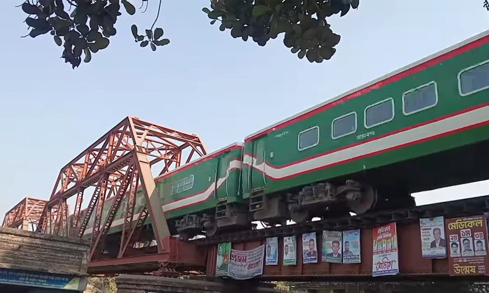 সেতু পার হওয়ার সময় ট্রেনের ধাক্কায় যুবকের মৃত্যু