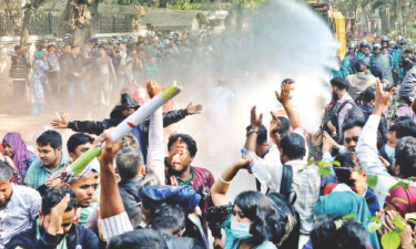 উত্তীর্ণ শিক্ষকরা যেতে চাইলেন যমুনায় ফিরিয়ে দিল পুলিশ