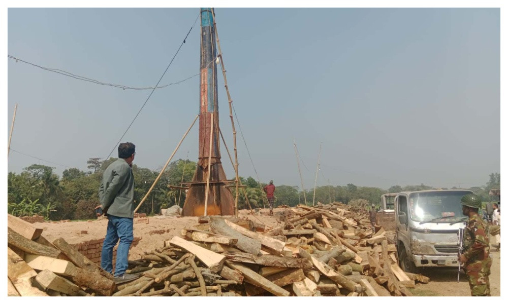 আ. লীগ নেতা শেখ মুজিবের অবৈধ ইটভাটায় অভিযান, ২ লাখ টাকা জরিমানা