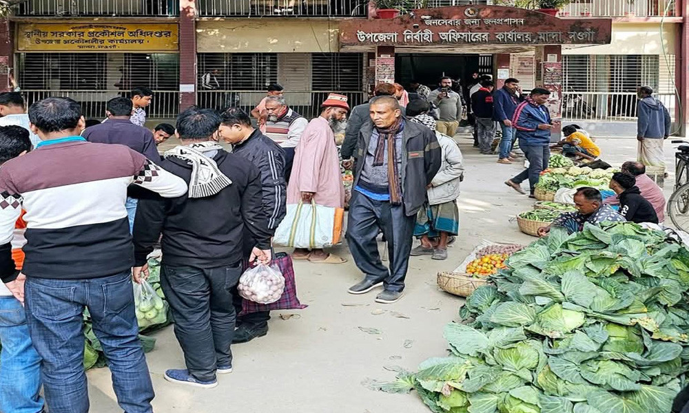 ইউএনও কার্যালয়ের সামনে দোকান বসিয়ে কৃষকের প্রতিবাদ