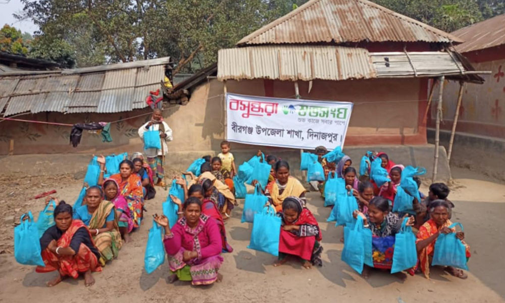 বীরগঞ্জে ক্ষুদ্র নৃগোষ্ঠী ৪০ পরিবার পেল বসুন্ধরা শুভসংঘের শীতবস্ত্র