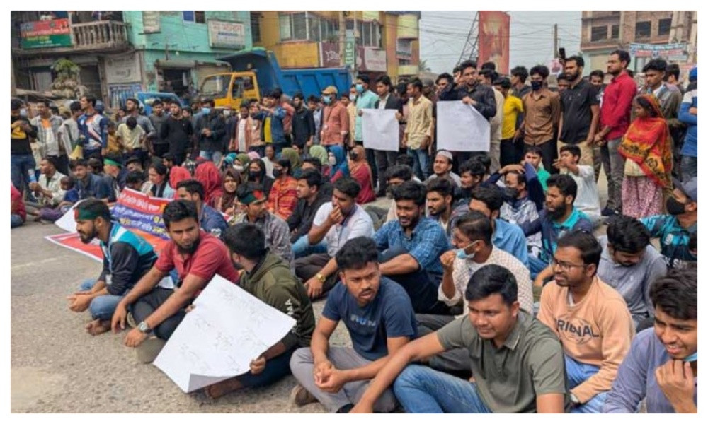 নরসিংদীতে ঢাকা-সিলেট মহাসড়ক অবরোধ করেছে শিক্ষার্থীরা