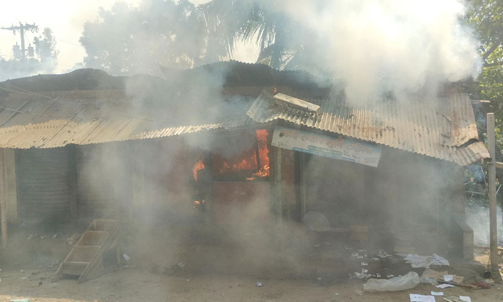 মান্দায় আগুনে পুড়ে ছাই ১৪ দোকান