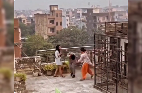 বাড়ির ছাদে লুকিয়ে প্রেম, প্রেমিকার মা ধরে দিলেন পিটুনি