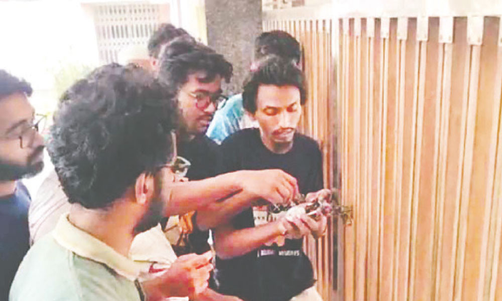 কুয়েটে রাজনীতি নিষিদ্ধ শিক্ষা কার্যক্রম স্থগিত