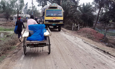 কাদামাটিতে পাকা সড়কের বেহাল দশা