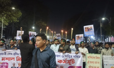 হাসিনার আস্থাভাজন আমলাদের অপসারণ দাবিতে মশাল মিছিল