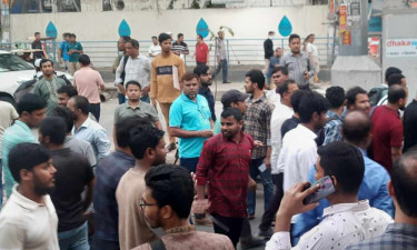 চাকরির পরীক্ষার প্রশ্ন আসেনি কেন্দ্রে, প্রতিবাদে সড়ক অবরোধ
