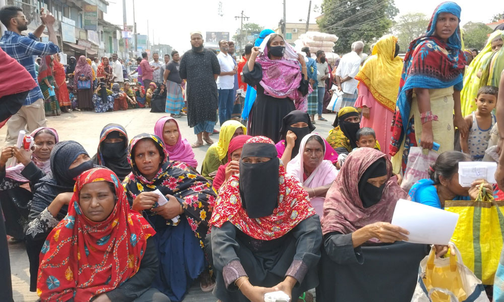 টিসিবি কার্ড না পাওয়ায় বঞ্চিতদের সড়ক অবরোধ