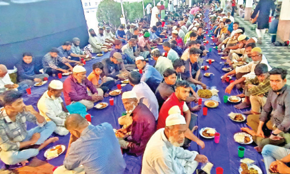 একসঙ্গে হাজারো মানুষের ইফতার