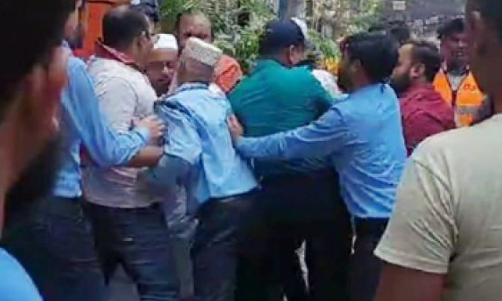 নানকের সহযোগীকে পুলিশের কাছ থেকে ছিনিয়ে নিল স্থানীয়রা