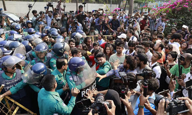 ধর্ষণবিরোধী পদযাত্রা : পুলিশের ওপর হামলার ঘটনায় ১২ জনের নামে মামলা