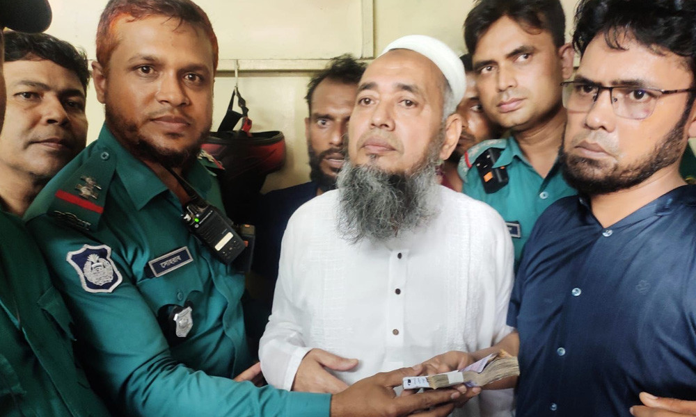 ছিনতাইকারী ধরে ১ লাখ টাকা উদ্ধার করলেন ট্রাফিক সার্জেন্ট