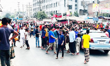 ঈদ বোনাস বৃদ্ধির দাবিতে শ্রমিকদের ঢাকা-ময়মনসিংহ মহাসড়ক অবরোধ