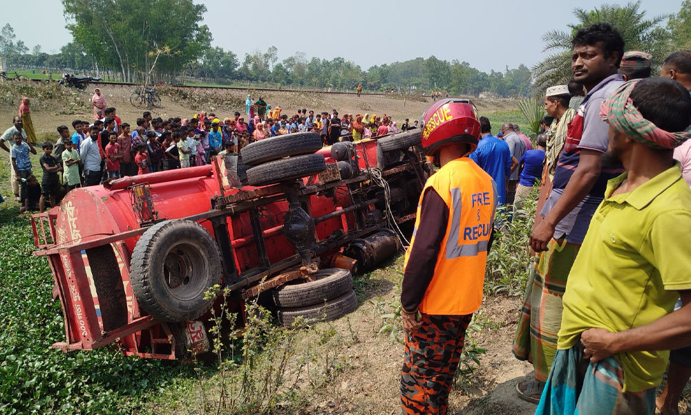 হাকিমপুরে তেলের লরি খাদে পড়ে ২ জনের মৃত্যু