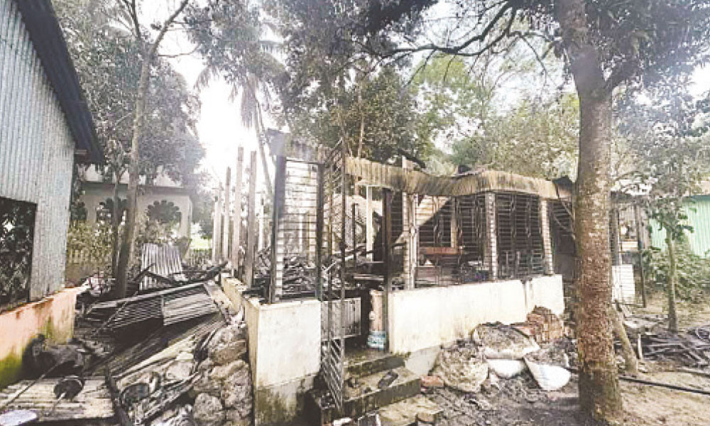 পহেলা বৈশাখের মোটিফ তৈরির শিল্পী মানবেন্দ্রর বাড়িতে আগুন