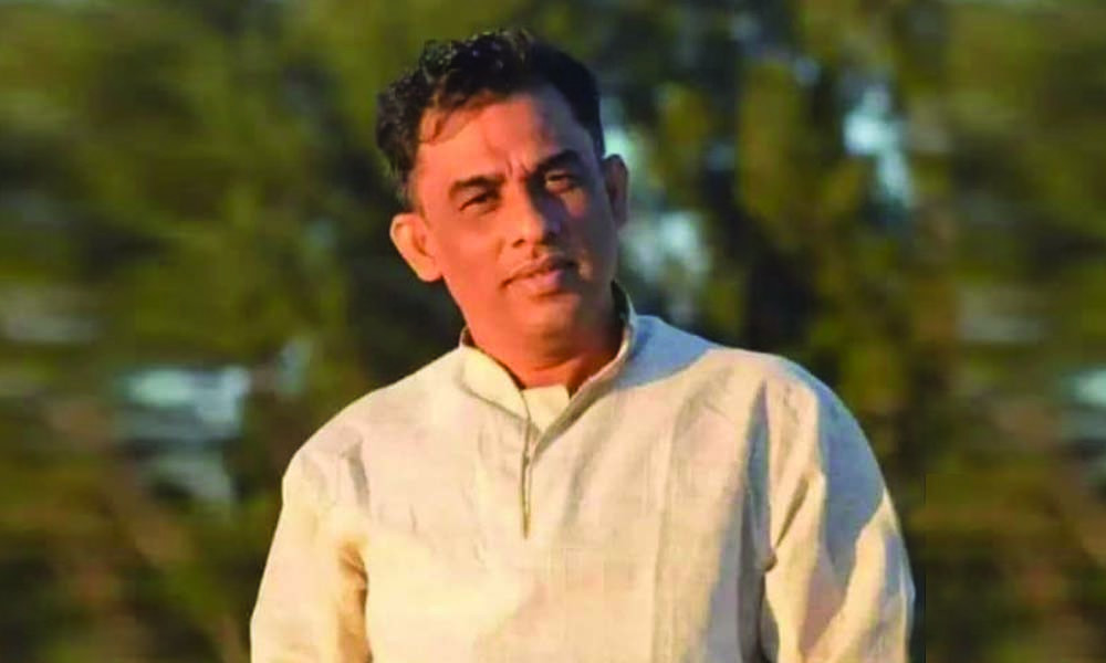 চোলাই মদসহ যুবলীগ নেতাকে আটক করে পুলিশে সোপর্দ