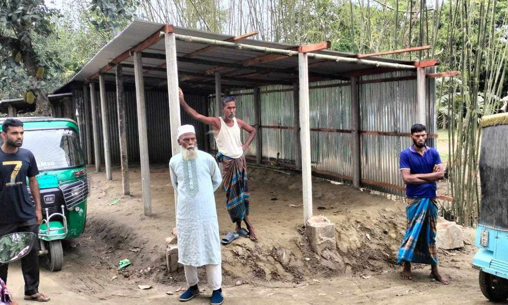 সড়কে ঘর নির্মাণ, ভোগান্তিতে ১০ গ্রামের মানুষ
