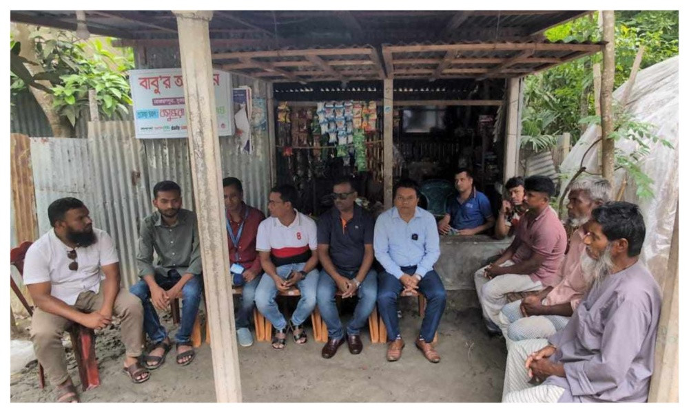 বসুন্ধরা শুভসংঘের উদ্যোগে প্রতিবন্ধী বাবুর মুদি দোকানে চেয়ার উপহার